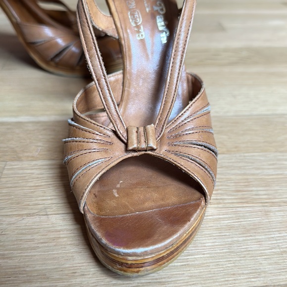 Elegant Tan Leather Sandals - Picture 2 of 4